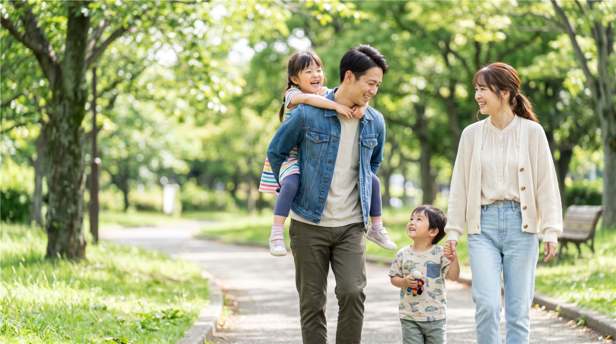 公園を散歩する家族