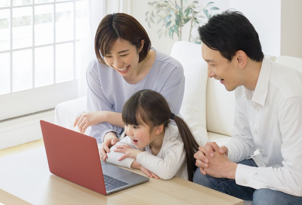 家族でインターネットを利用している様子