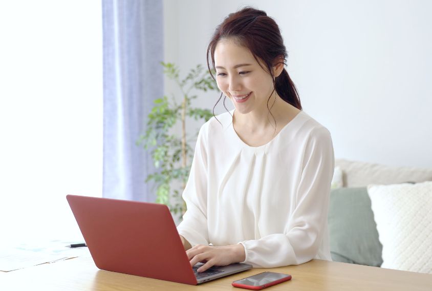 ノートパソコンを使用している写真