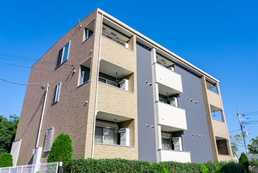 集合住宅の外観の写真